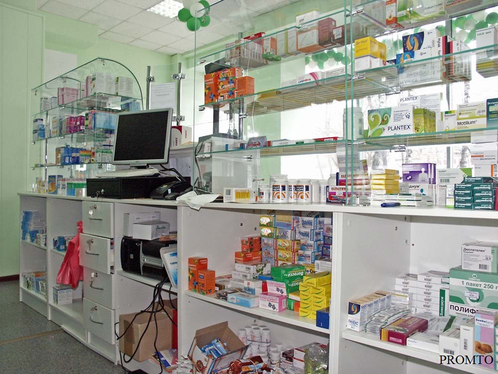 Вид на витрины аптеки со стороны сотрудников